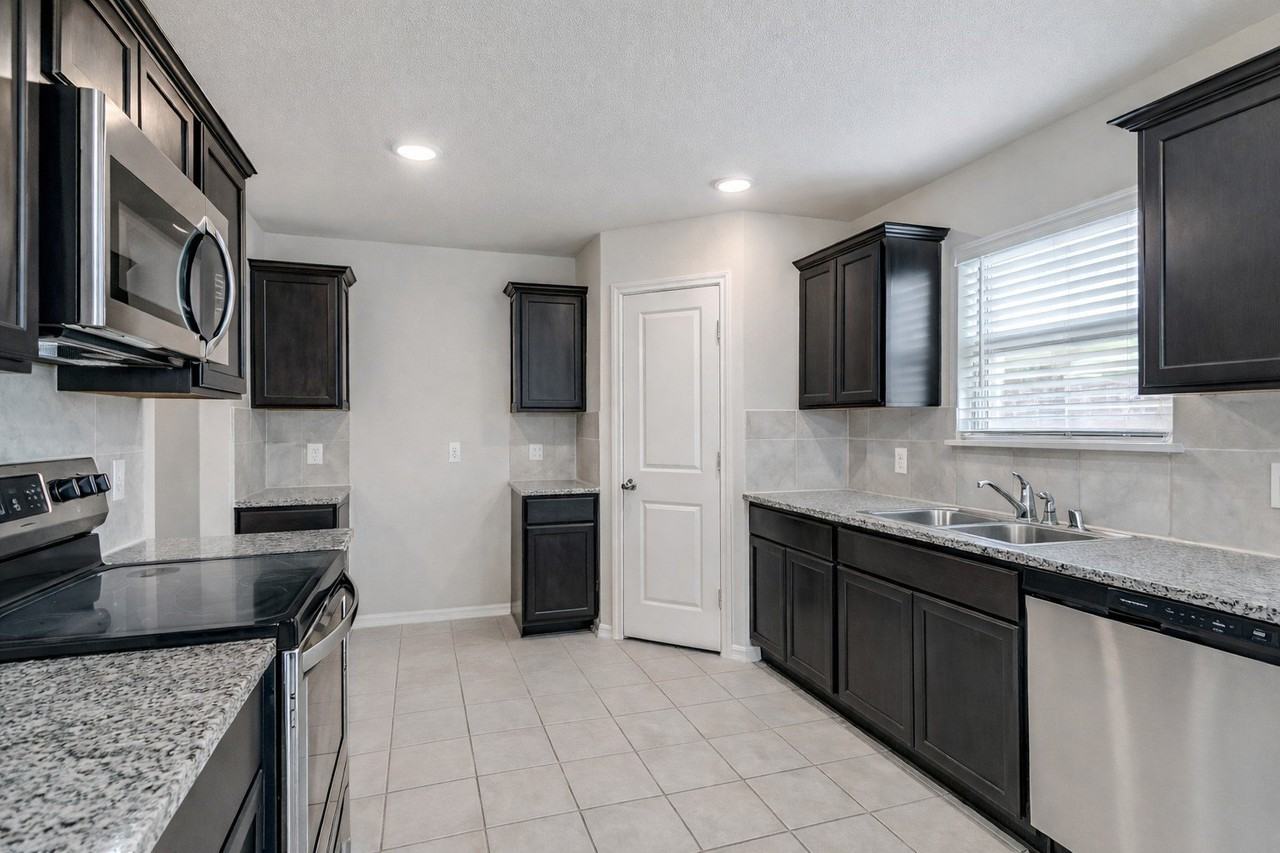 914 Decker Dr - Photo 2 of 23