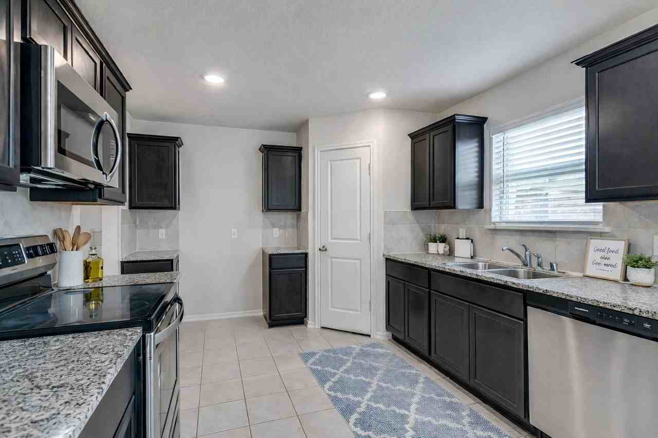 914 Decker Dr - Photo 3 of 23