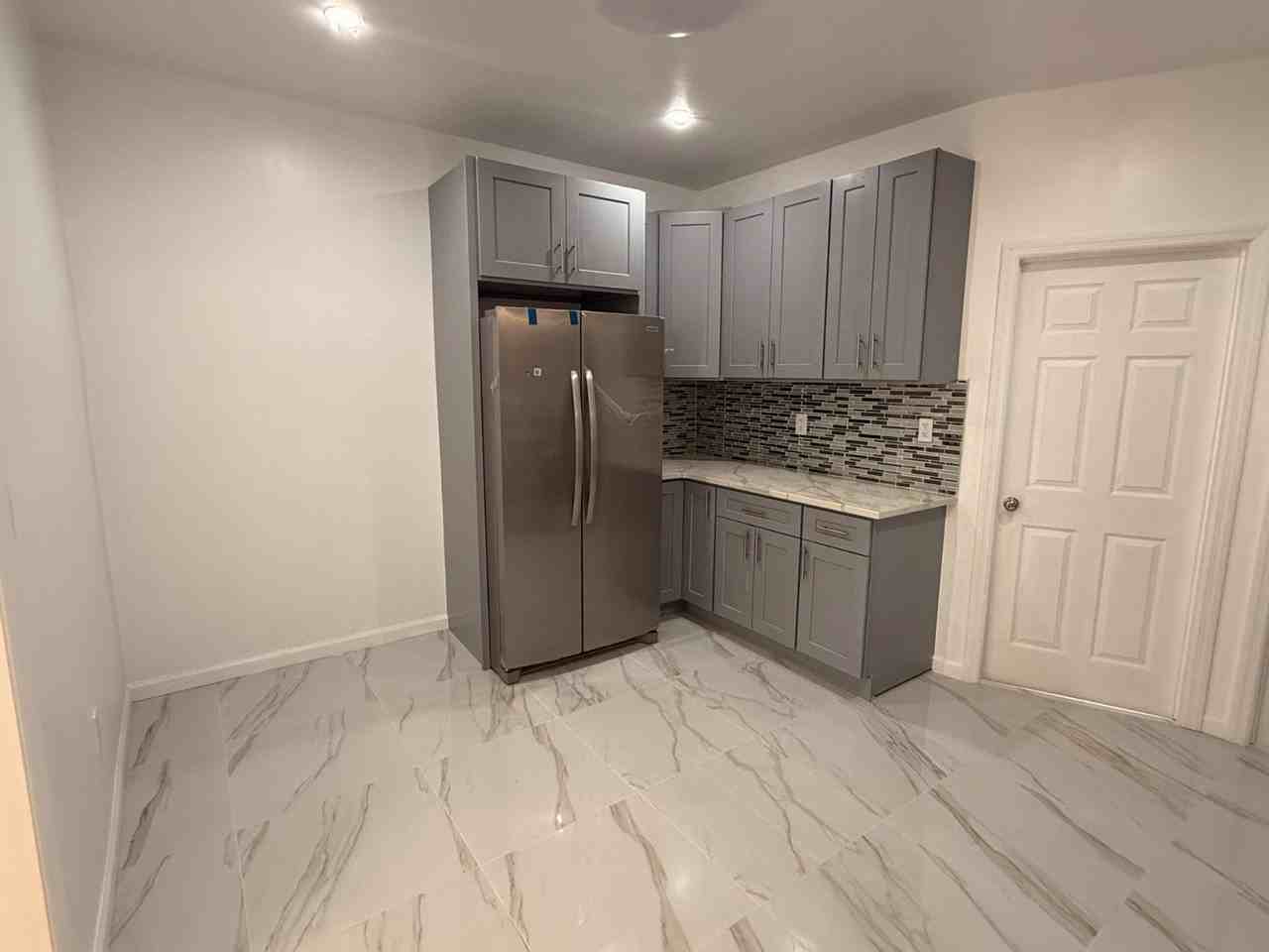 430 Pine St - Photo 4 of 9