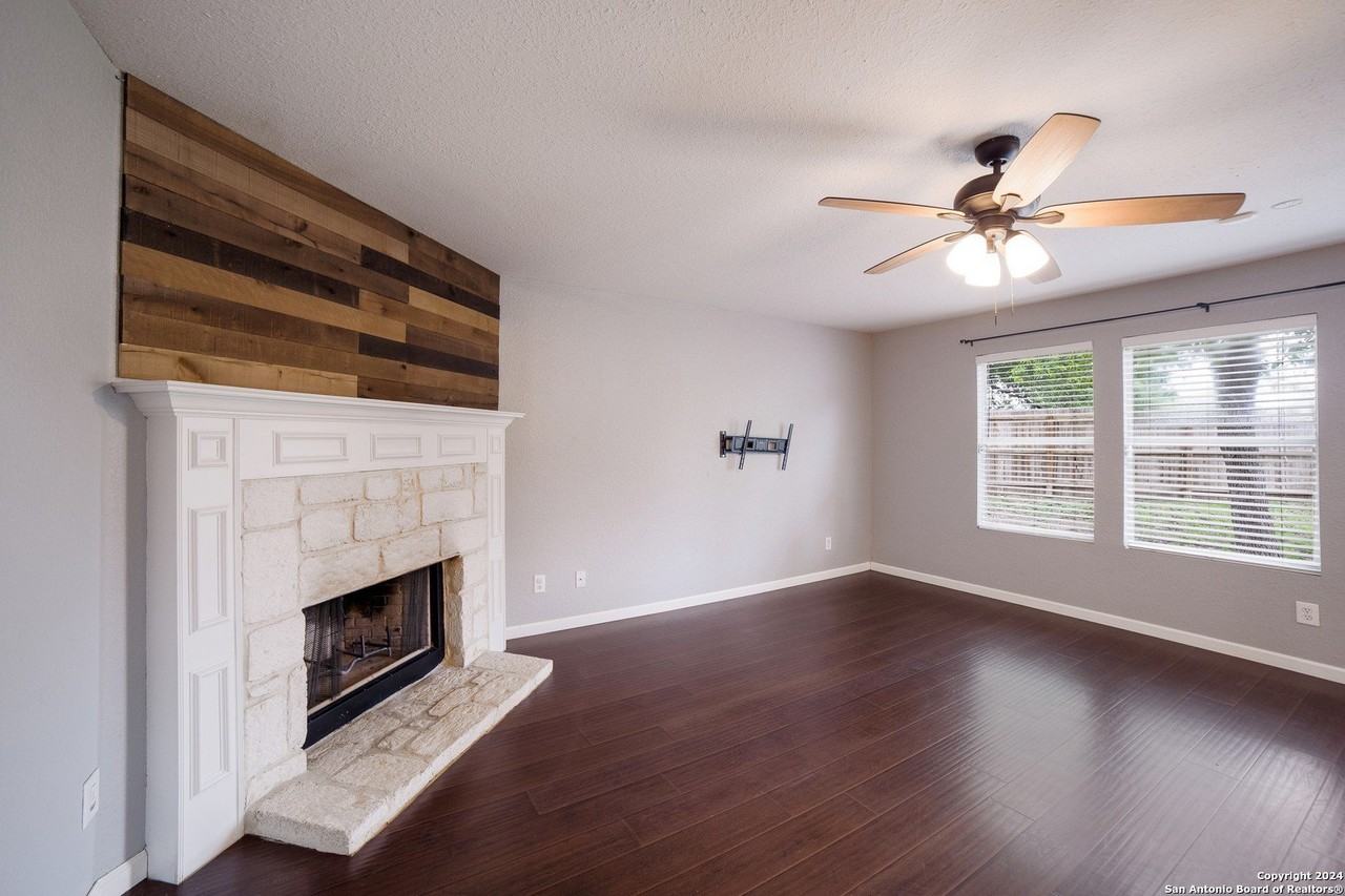 16526 Amberly Ct - Photo 6 of 27
