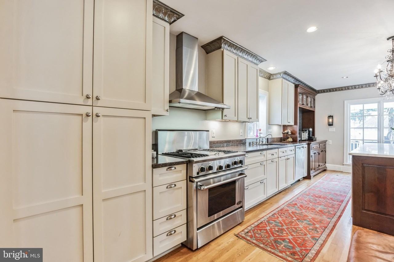 5521 Nebraska Ave Nw - Photo 6 of 37