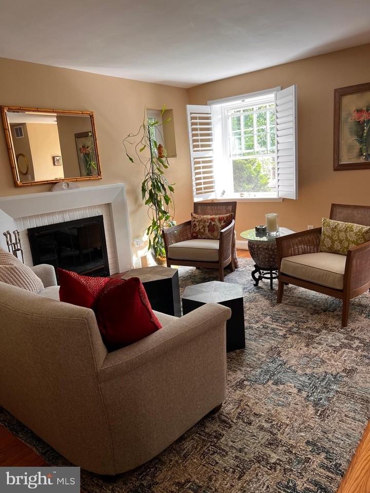 4027 Deepwood Rd - Photo 2 of 18