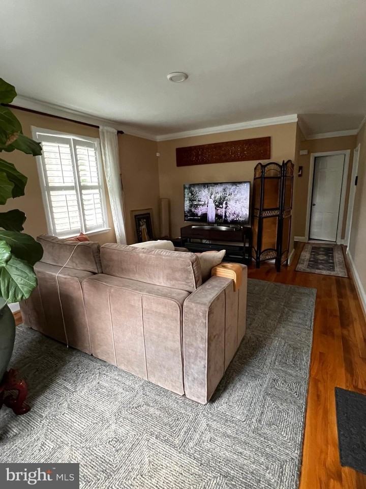 4027 Deepwood Rd - Photo 4 of 18