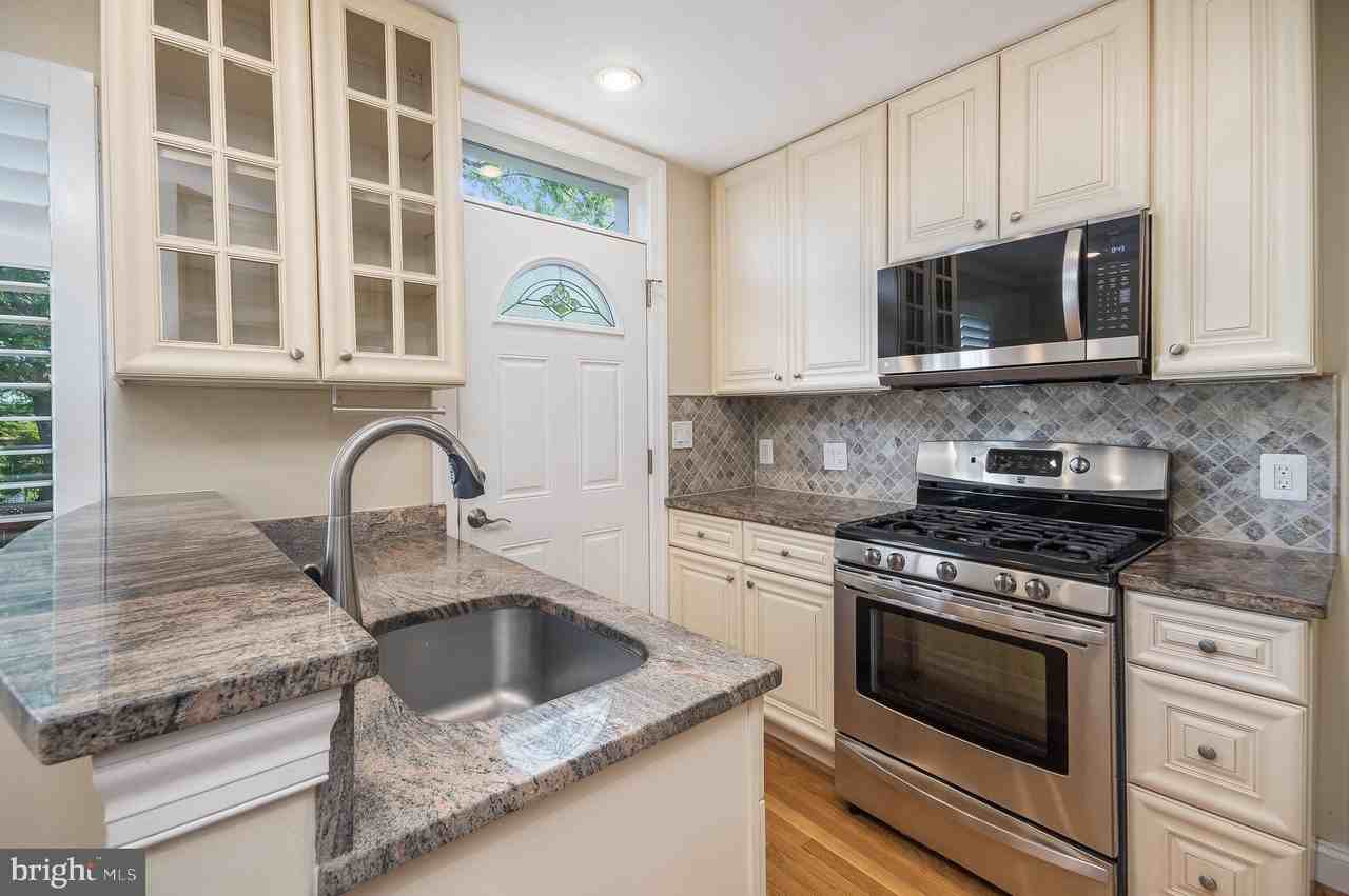 320 Wesmond Dr - Photo 4 of 25