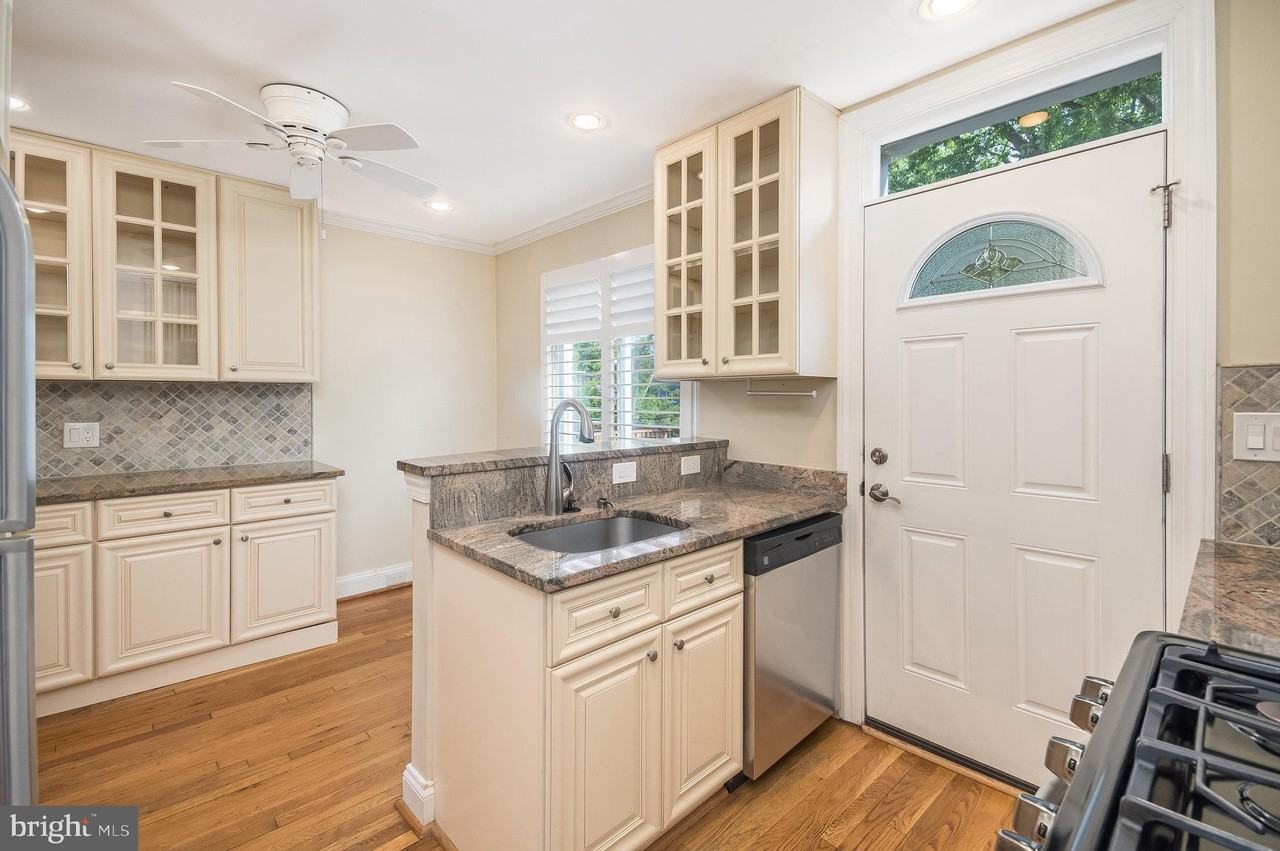 320 Wesmond Dr - Photo 6 of 25