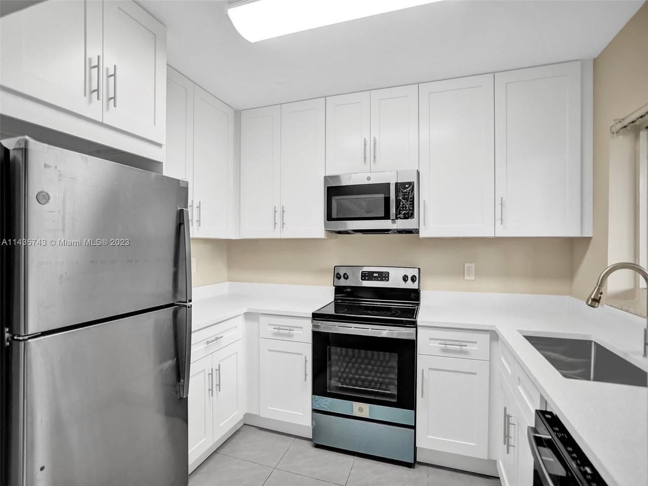 920 Sw 28th St - Photo 2 of 35