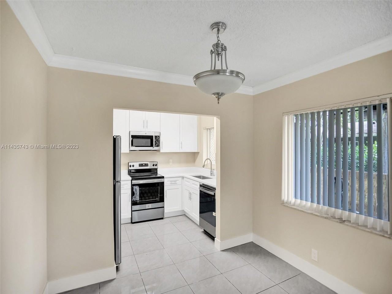 920 Sw 28th St - Photo 3 of 35