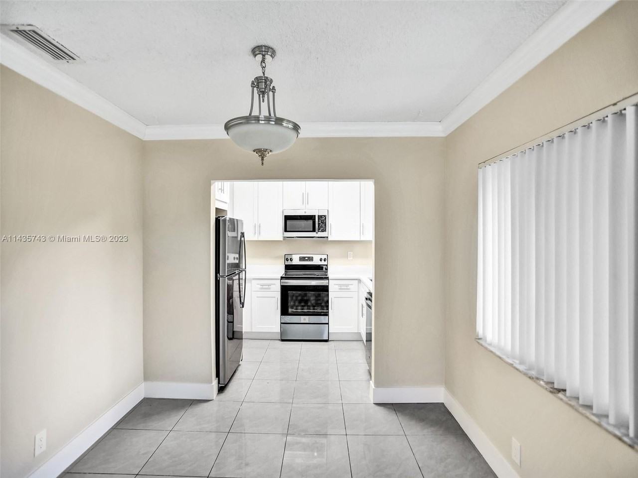 920 Sw 28th St - Photo 4 of 35