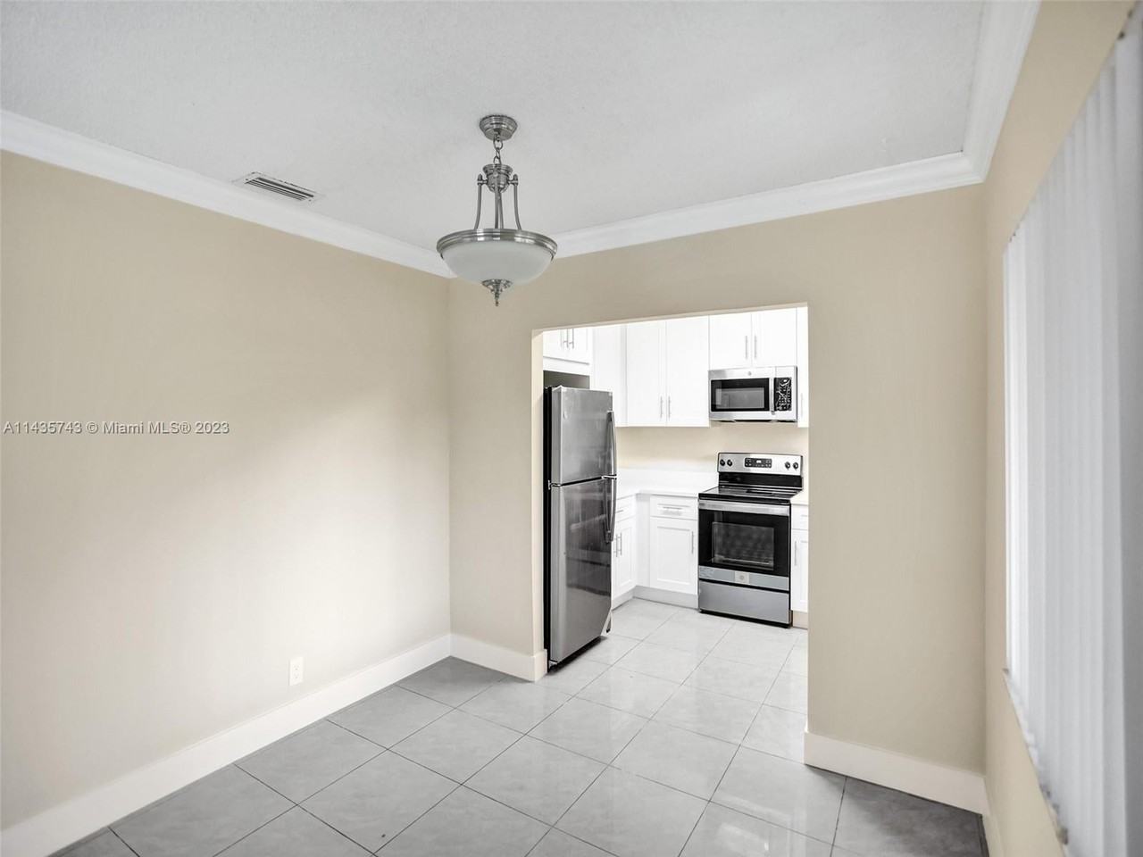 920 Sw 28th St - Photo 5 of 35