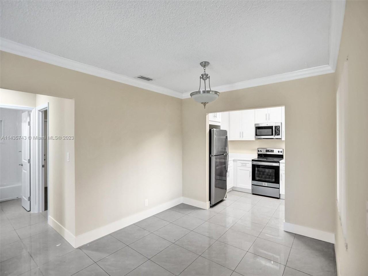 920 Sw 28th St - Photo 6 of 35