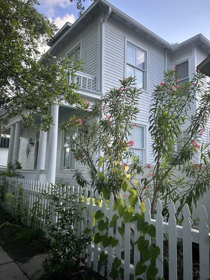 1114 25th St - Photo 2 of 31