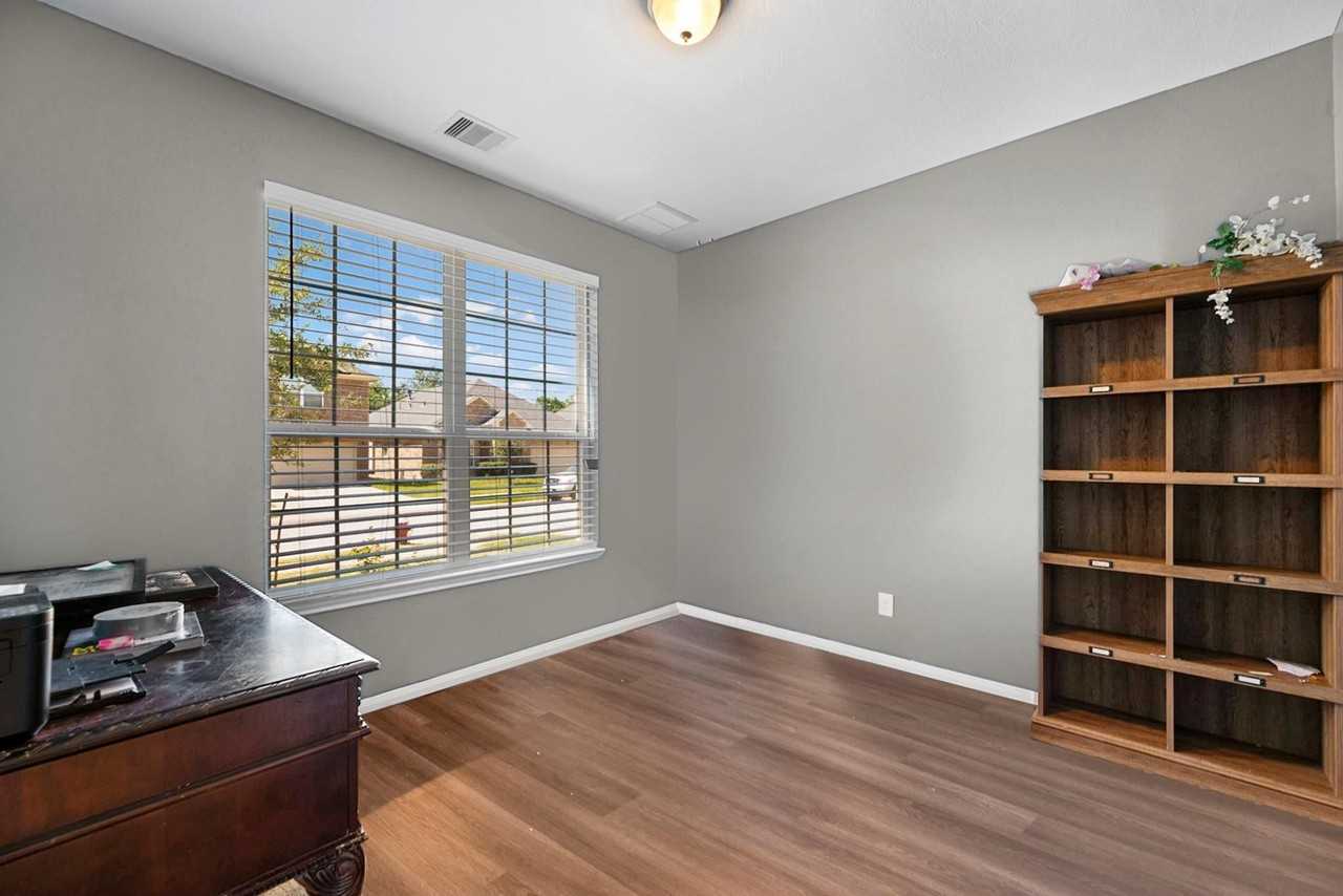 1302 S Maple Dr - Photo 3 of 19
