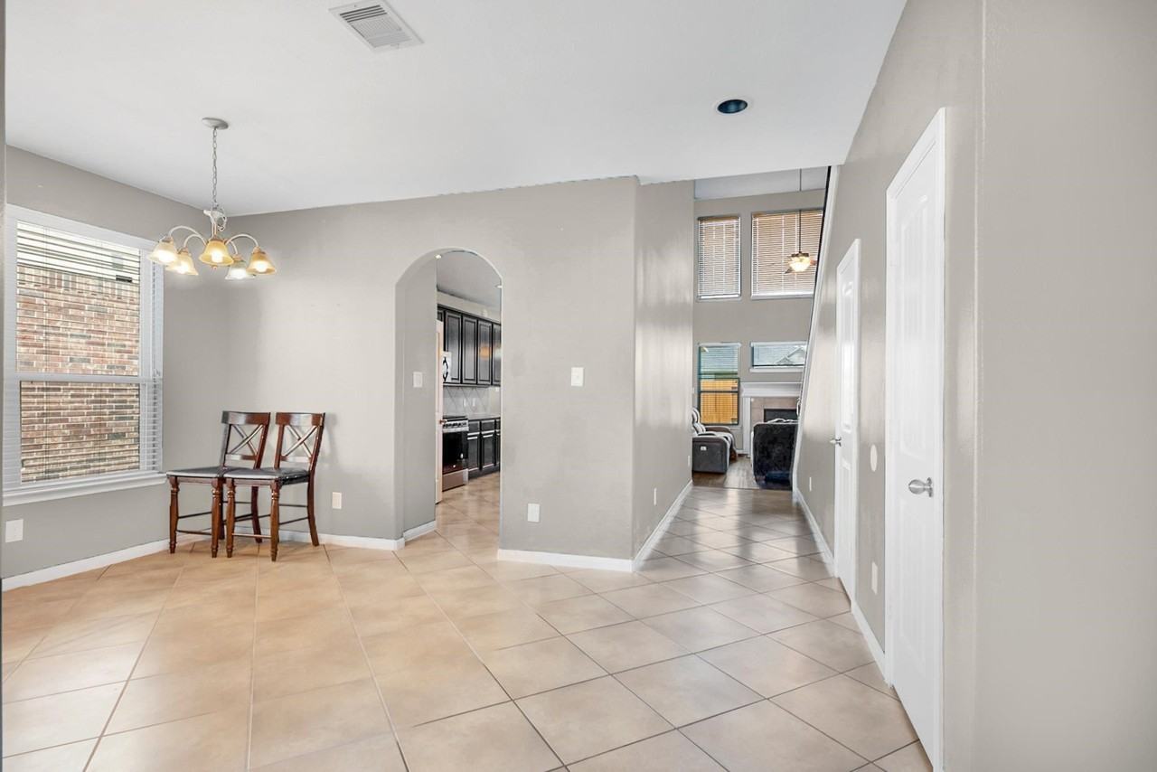 1302 S Maple Dr - Photo 4 of 19