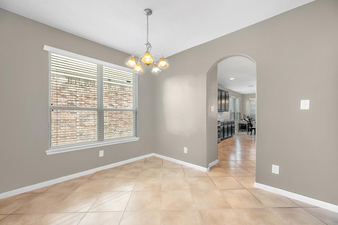 1302 S Maple Dr - Photo 5 of 19