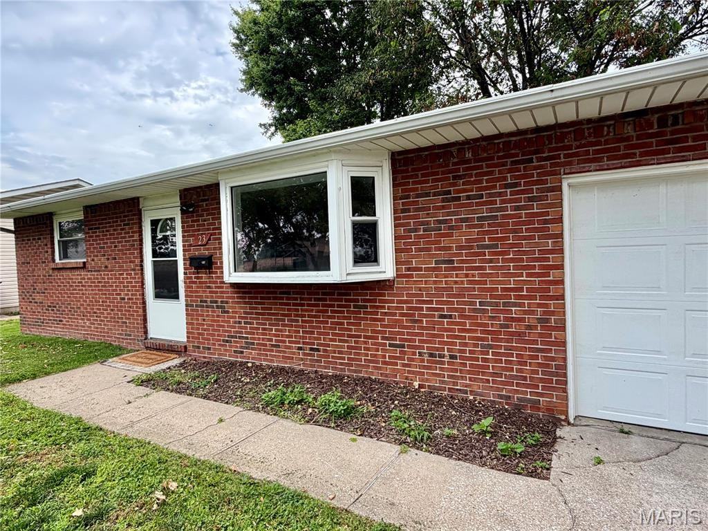 123 Irwin St - Photo 2 of 32