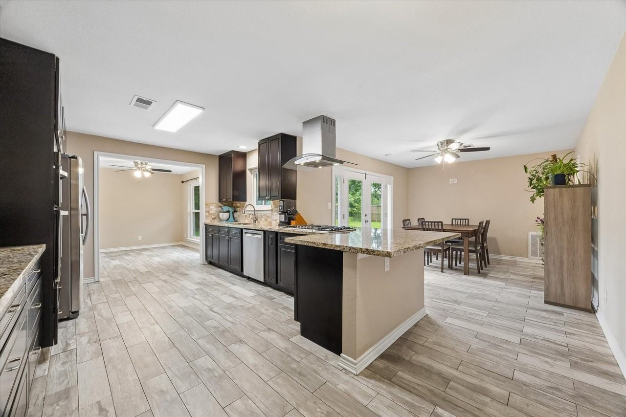 3711 Manor Ln - Photo 2 of 20