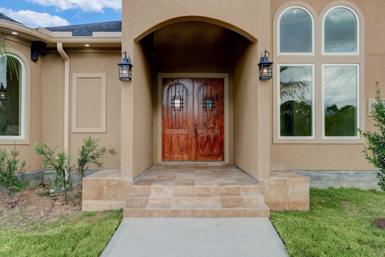 502 Amalfi Dr - Photo 2 of 36