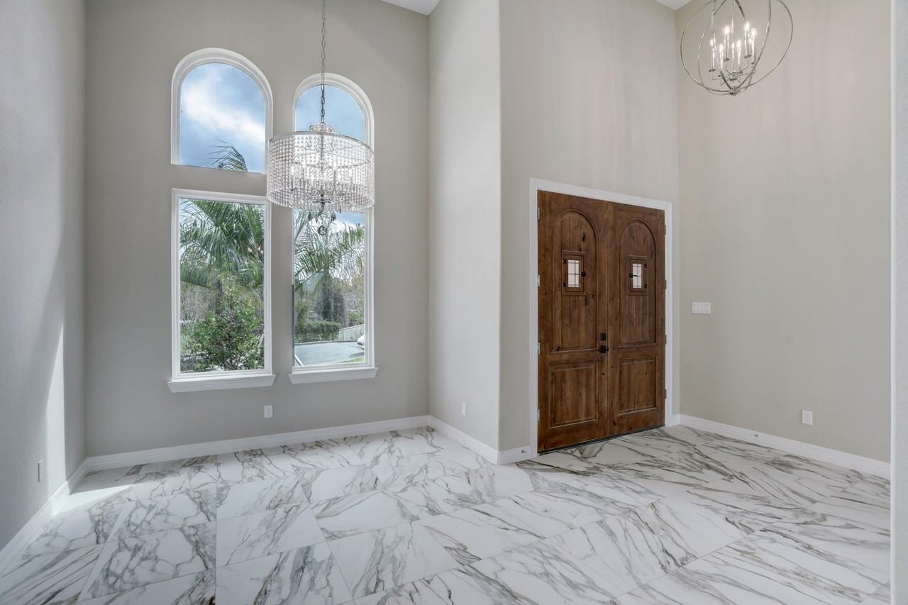502 Amalfi Dr - Photo 4 of 36