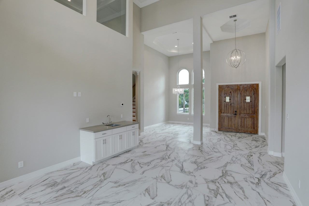 502 Amalfi Dr - Photo 7 of 36