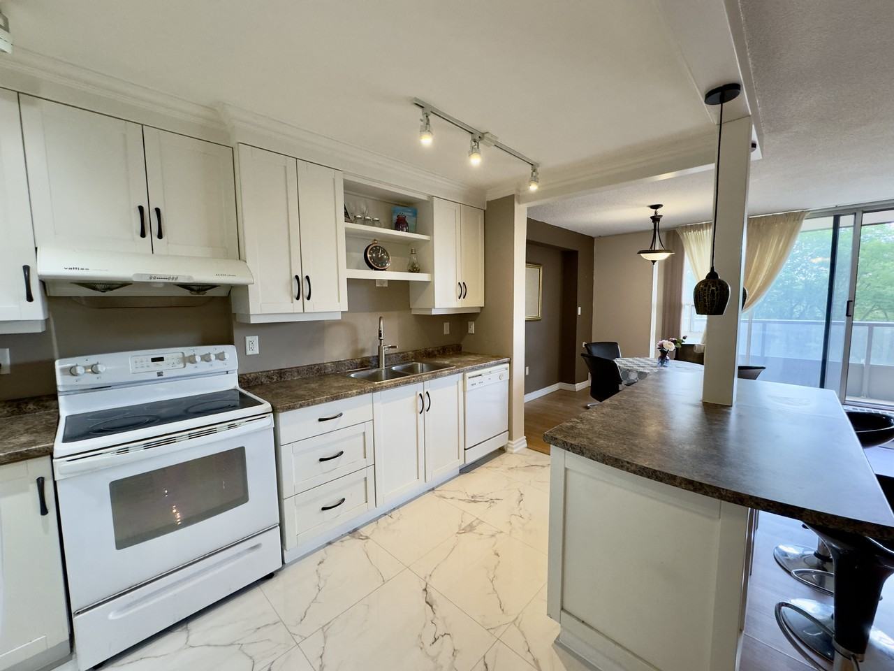 1964 Main Street West #907 - Photo 7 of 33
