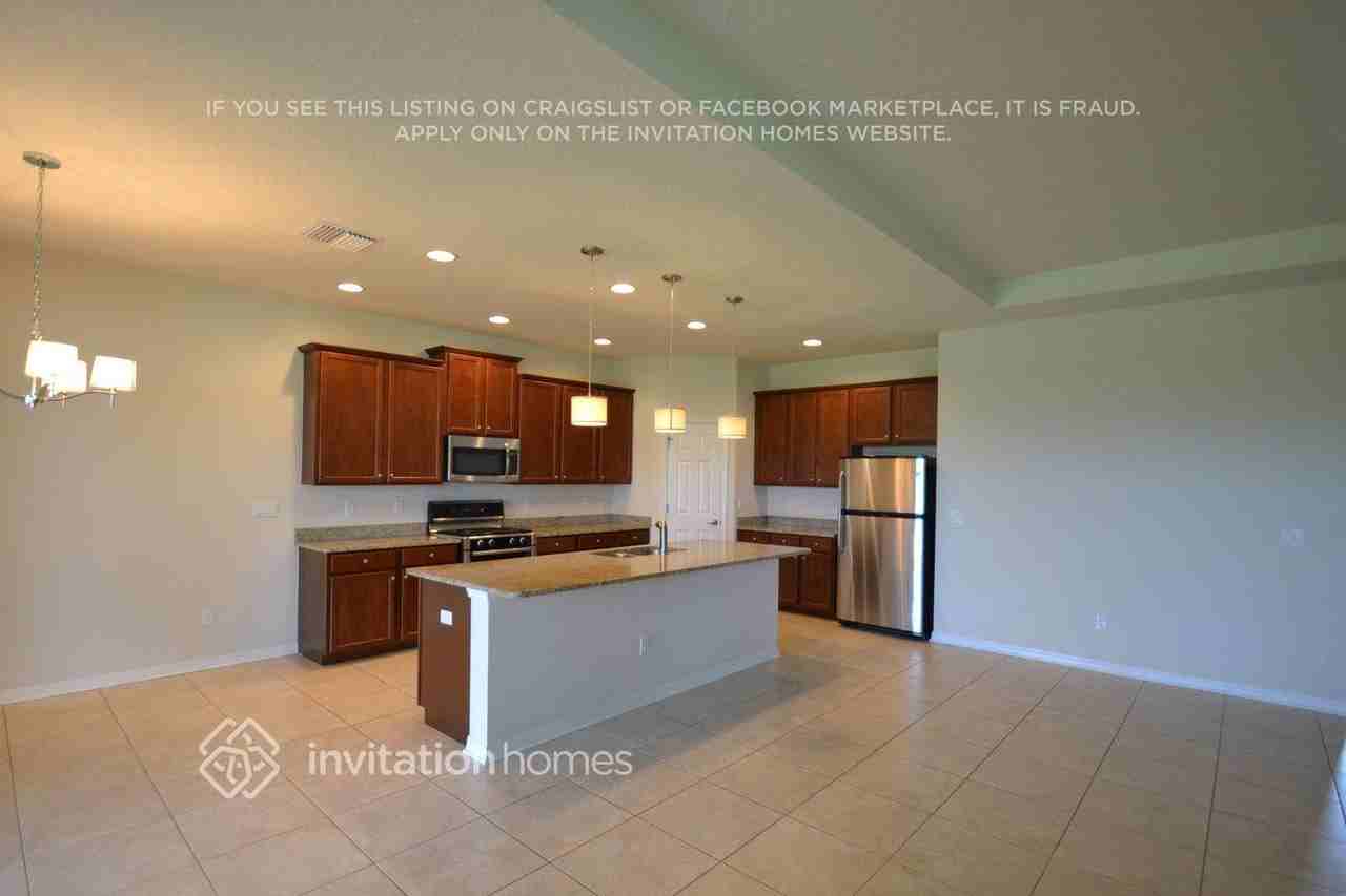 11301 Coventry Grove Cir - Photo 4 of 9