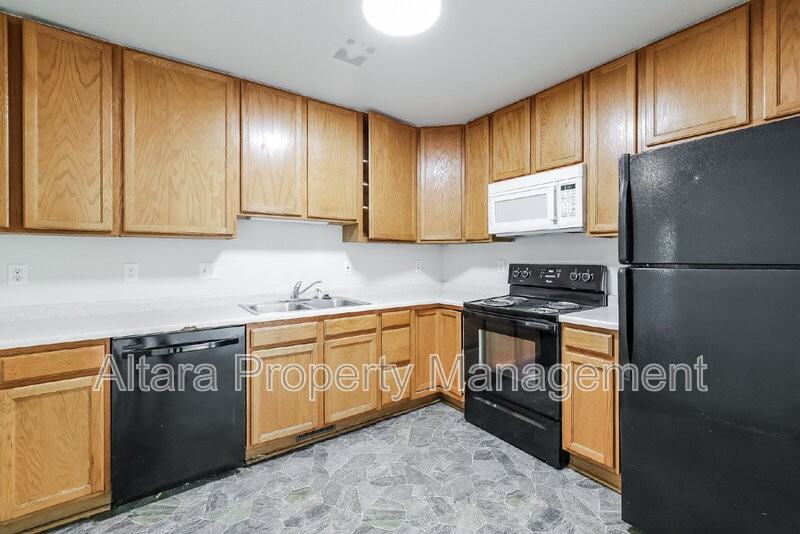 935 Terry St - Photo 2 of 19