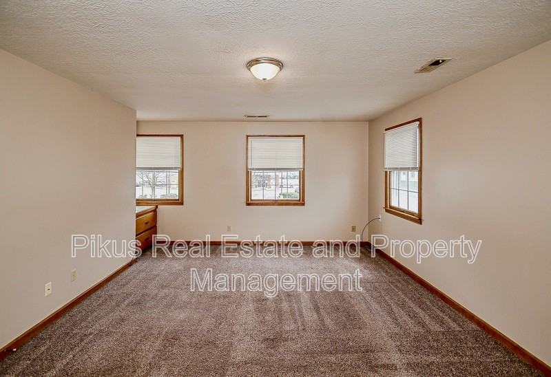 713 N Main St - Photo 5 of 9