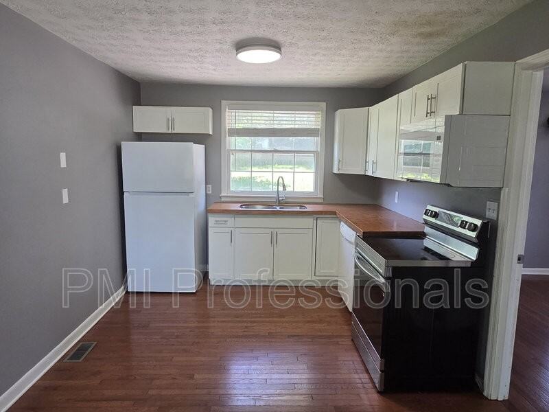 218 Walcott Dr - Photo 3 of 12