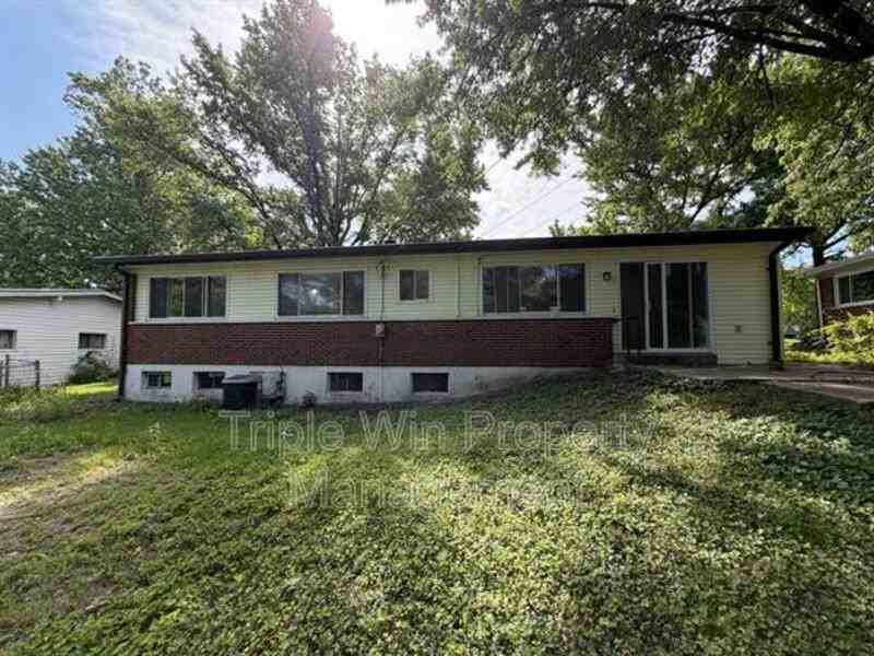 945 Paddock Dr - Photo 2 of 39