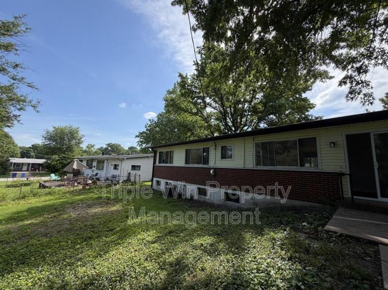 945 Paddock Dr - Photo 3 of 39