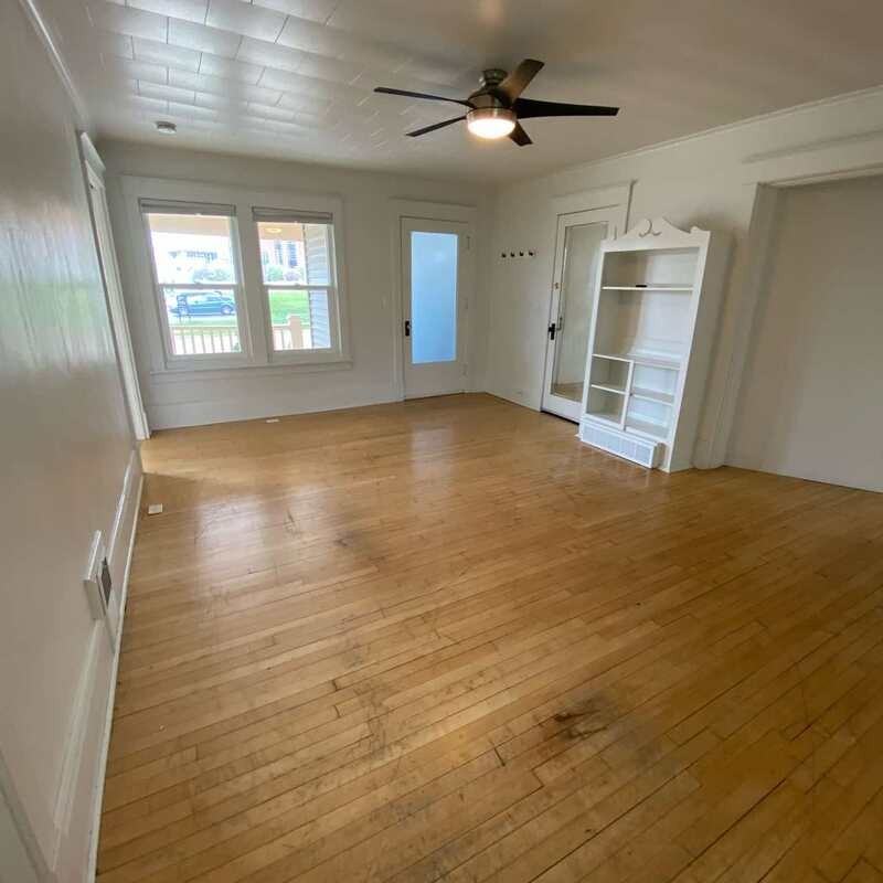 212 Smith St - Photo 4 of 9