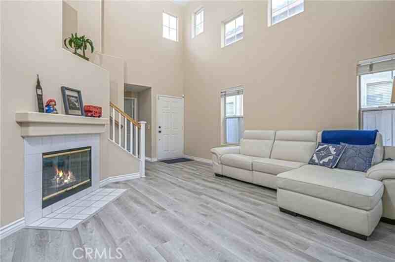 14015 Visions Dr - Photo 3 of 11
