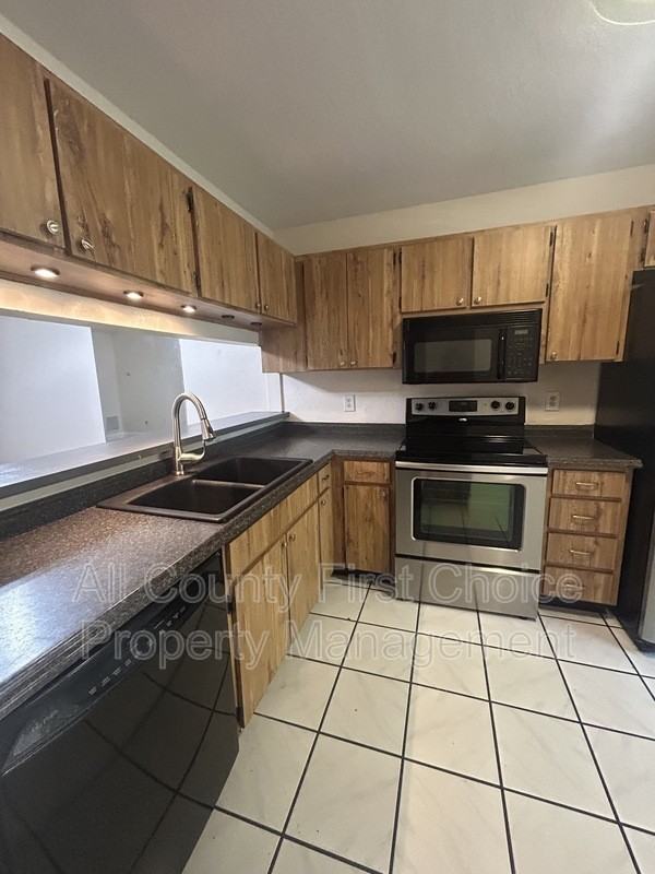 313 Bay Pl - Photo 2 of 24