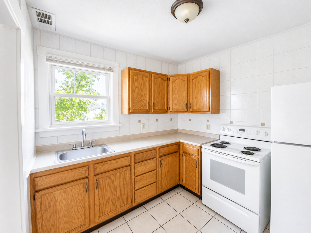STATESMAN APARTMENTS -- 081 - Photo 3 of 19