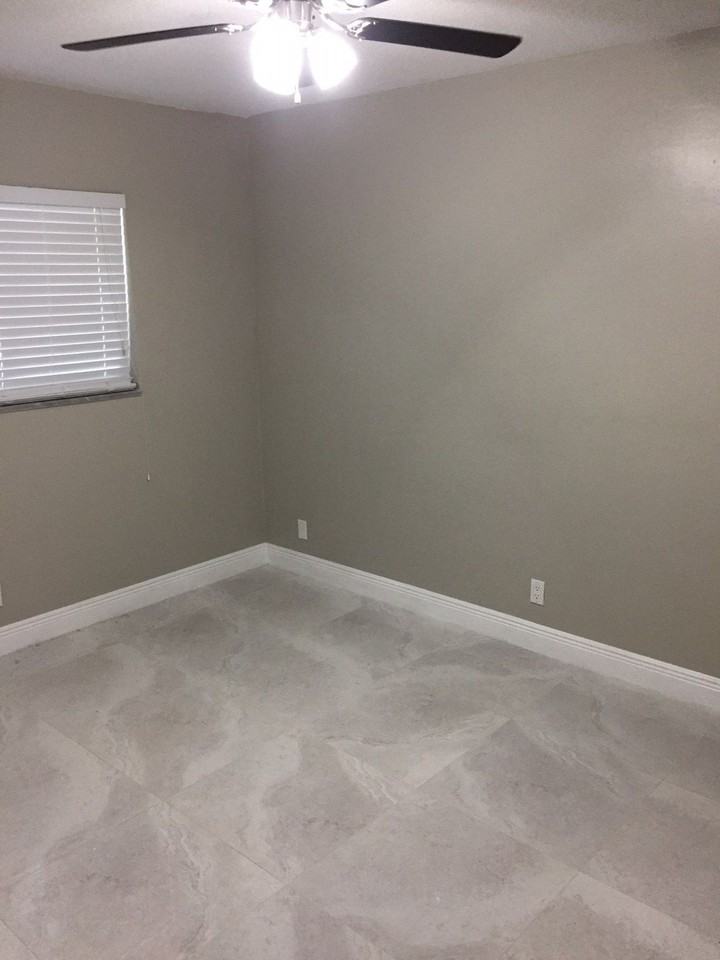 1086 NE 33RD ST - Photo 5 of 9