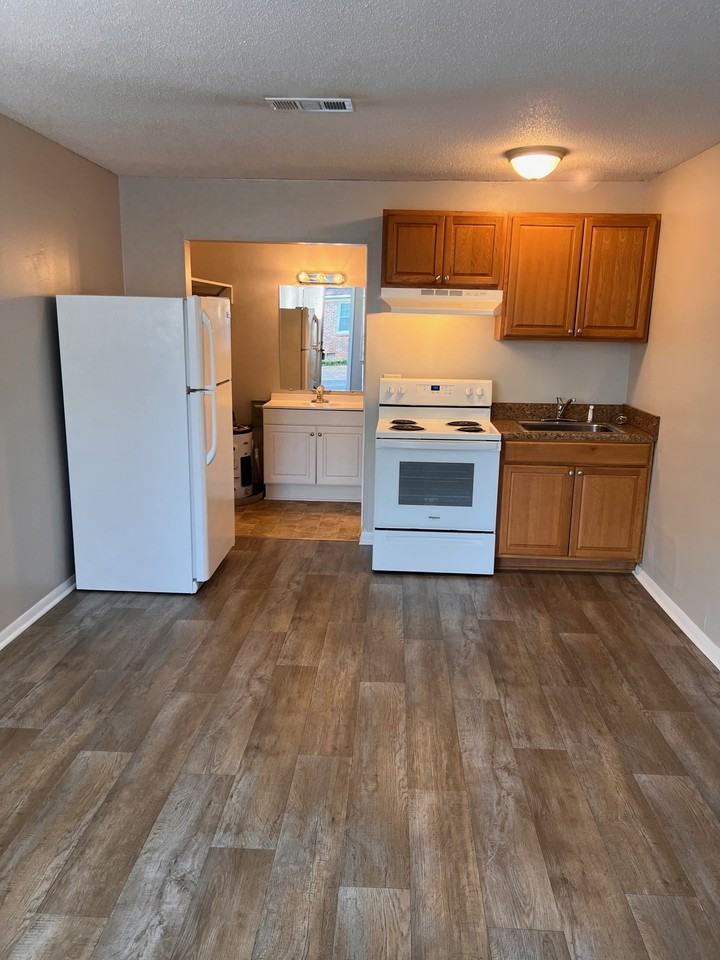 139 39th Street East - Photo 3 of 13