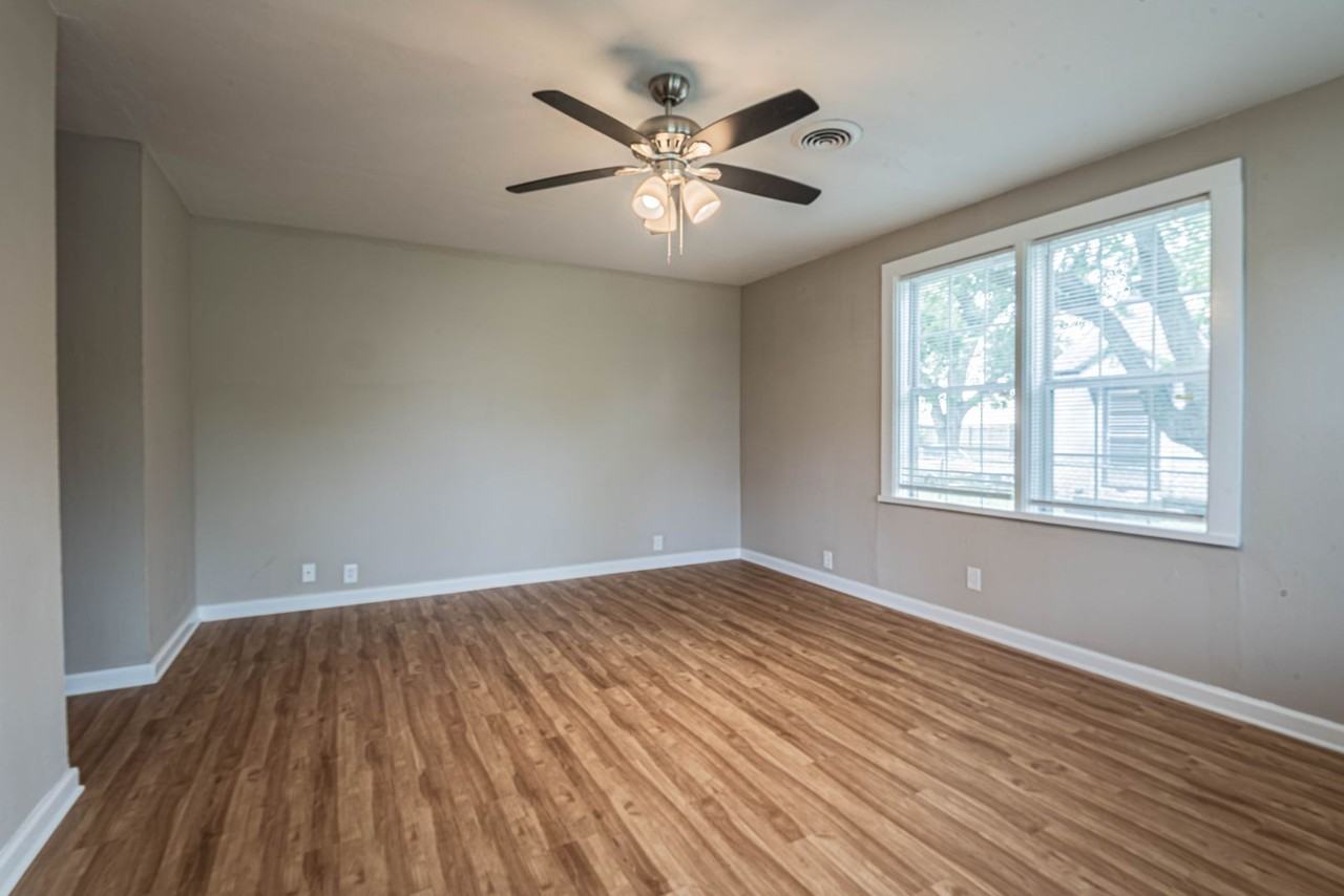 203 Beatrice St - Photo 5 of 20