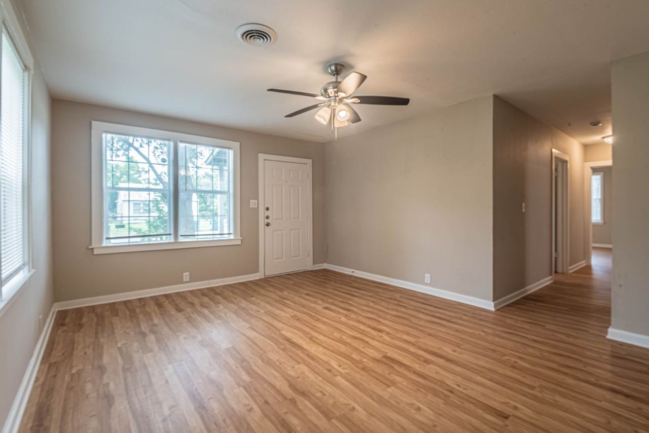 203 Beatrice St - Photo 6 of 20