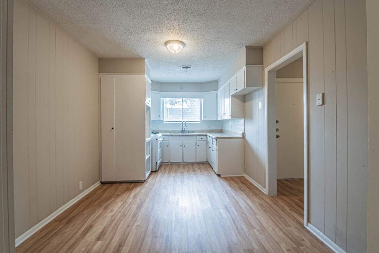 203 Beatrice St - Photo 7 of 20