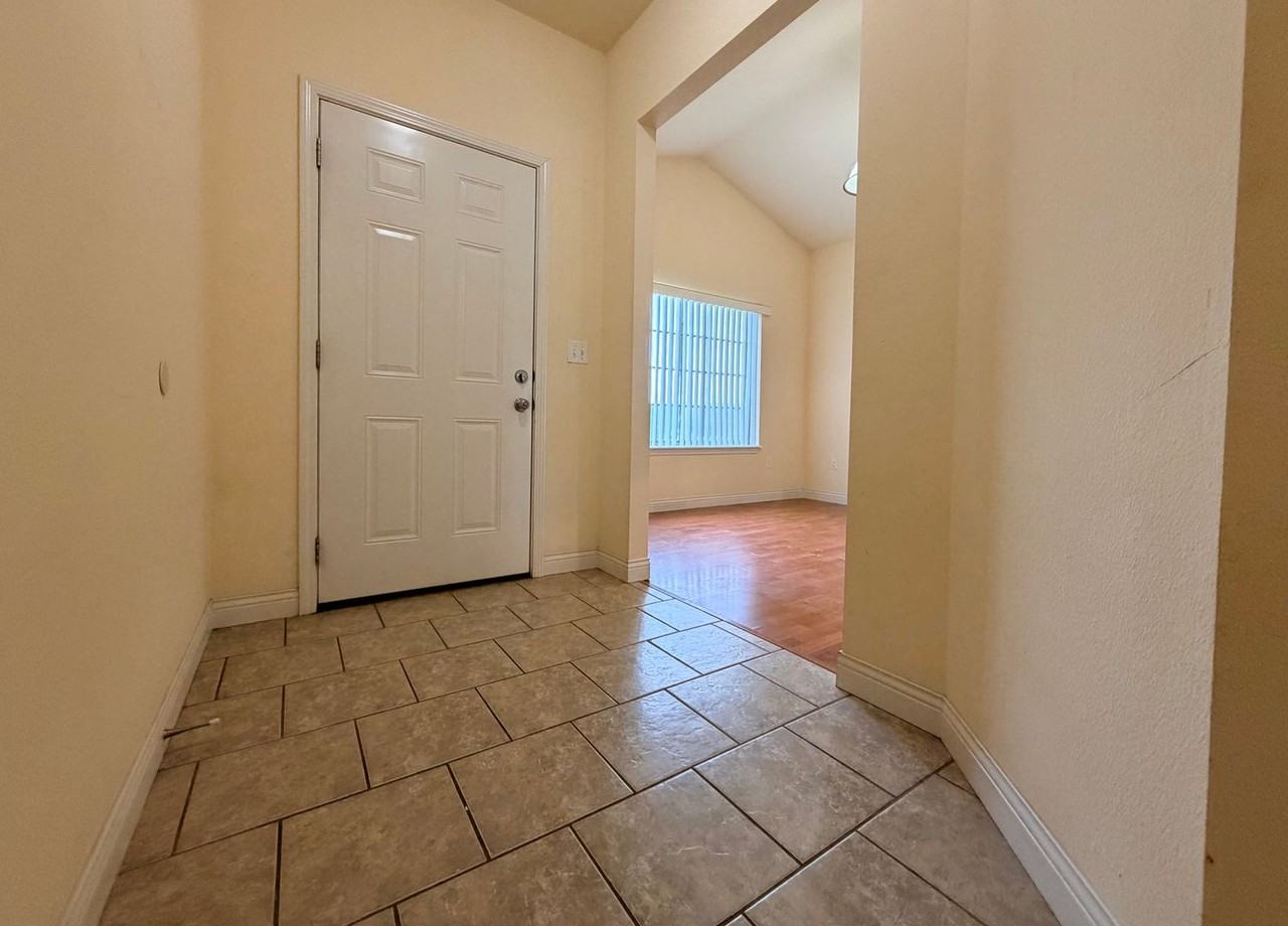 112 Lakeview Ct - Photo 2 of 26