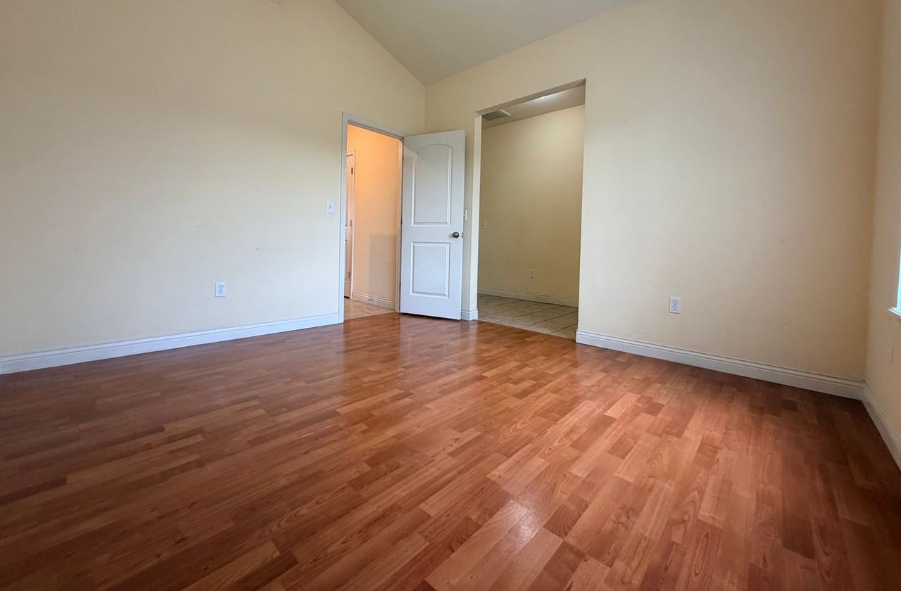 112 Lakeview Ct - Photo 3 of 26