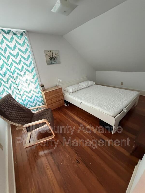 912 Pine St - Photo 4 of 15