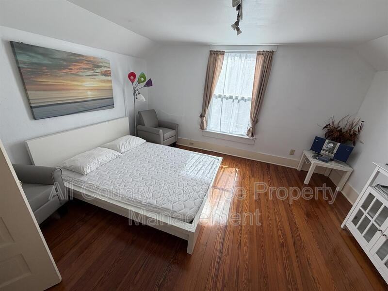 912 Pine St - Photo 7 of 15