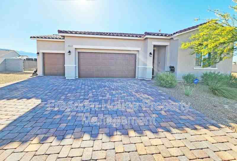 4901 Fairwood Ct - Photo 2 of 48