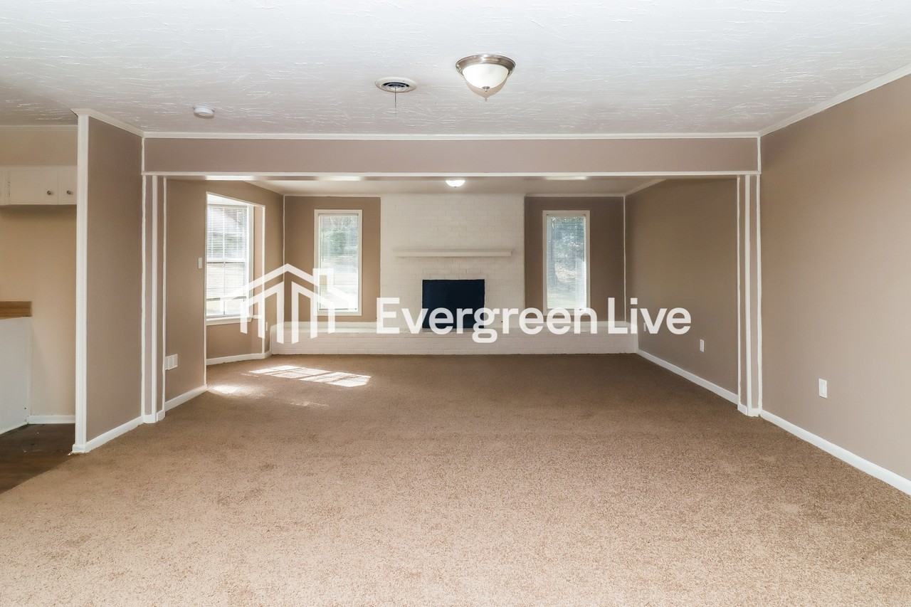 955 Briarwood Dr - Photo 3 of 15
