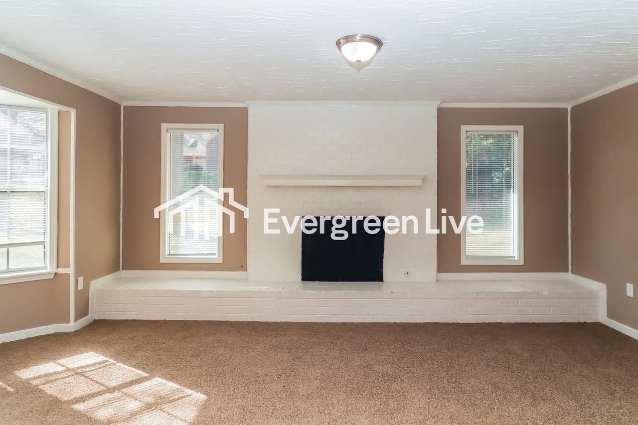 955 Briarwood Dr - Photo 4 of 15