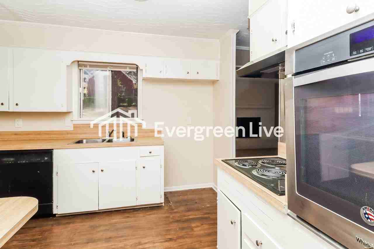 955 Briarwood Dr - Photo 7 of 15