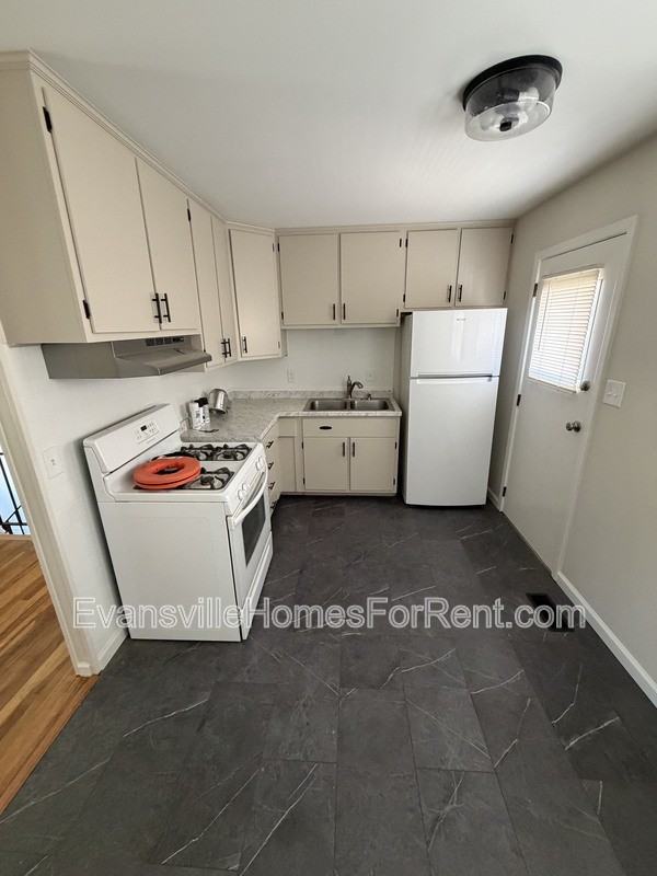 1309 Alvord Ln - Photo 7 of 21
