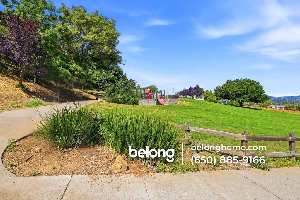 23460 Lakeridge Ave - Photo 4 of 21