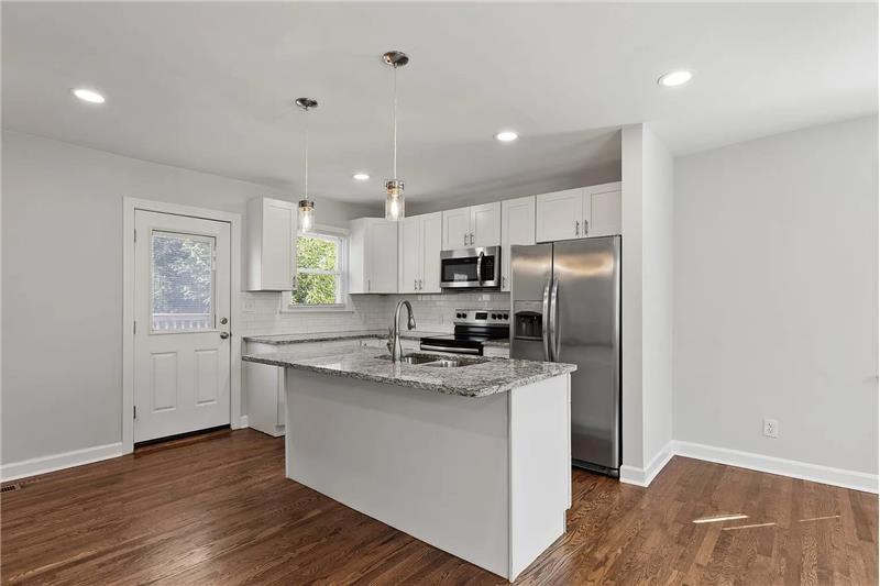 613 Youngs Ln - Photo 2 of 23